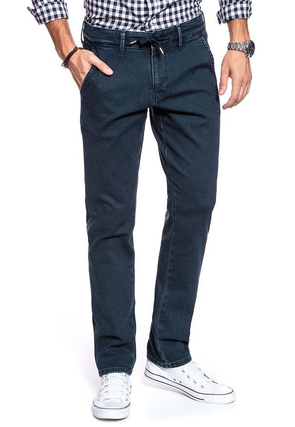 Mustang - SPODNIE MĘSKIE MUSTANG Jog Chino Denim Blue 1009078 5000 880. Stan: podwyższony