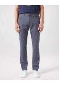 Wrangler - WRANGLER MĘSKIE SPODNIE MATERIAŁOWE GREENSBORO TURBULENCE 112350801. Materiał: materiał