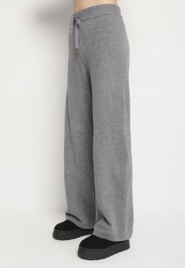 Born2be - Ciemnoszary Dzianinowy Komplet z Wełną i Bawełną Spodnie i Sweter z Golfem Errele. Kolor: szary. Materiał: wełna, bawełna, dzianina