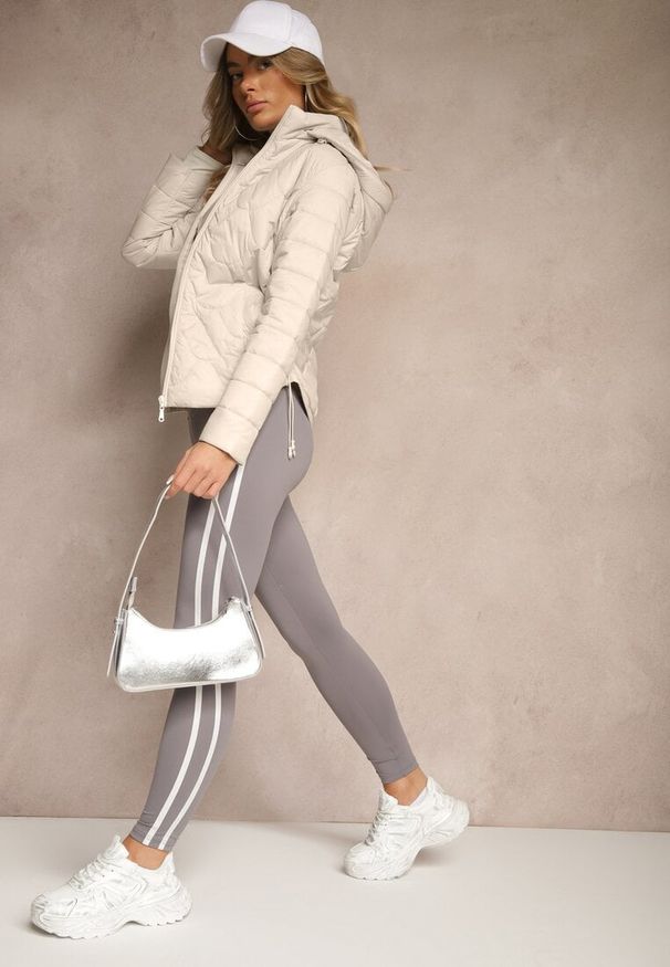 Renee - Ciemnobeżowa Kurtka z Zaznaczoną Talią i Kapturem w Ozdobne Pikowanie Afla. Okazja: na co dzień. Kolor: beżowy. Materiał: jeans. Styl: elegancki, casual