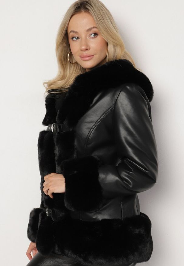 Born2be - Czarna Kurtka z Imitacji Skóry z Futrzanymi Wstawkami i Paskami z Klamrami Calezi. Okazja: na co dzień. Kolor: czarny. Materiał: skóra, futro. Styl: elegancki, casual