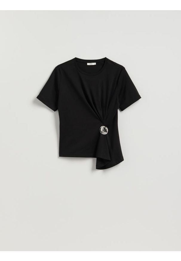 Reserved - T-shirt z ozdobnym detalem - czarny. Kolor: czarny. Materiał: bawełna