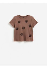 Reserved - T-shirt z ozdobnymi aplikacjami - brązowy. Kolor: brązowy. Materiał: bawełna, dzianina. Wzór: aplikacja