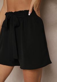 Renee - Czarne Szorty High Waist z Ozdobnym Wiązaniem i Gumką w Pasie Mevalena. Okazja: na co dzień. Stan: podwyższony. Kolor: czarny. Styl: elegancki, casual #5