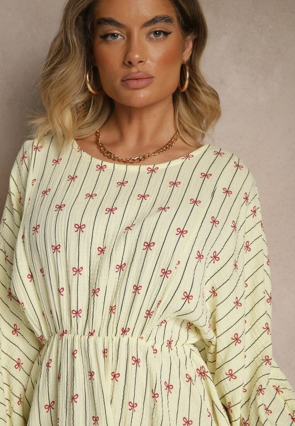 Renee - Żółta Sukienka z Bawełny ze Wzorem Kokardek i Pasków Avelriti. Okazja: na co dzień. Typ kołnierza: kokarda. Kolor: żółty. Materiał: bawełna. Styl: klasyczny, casual