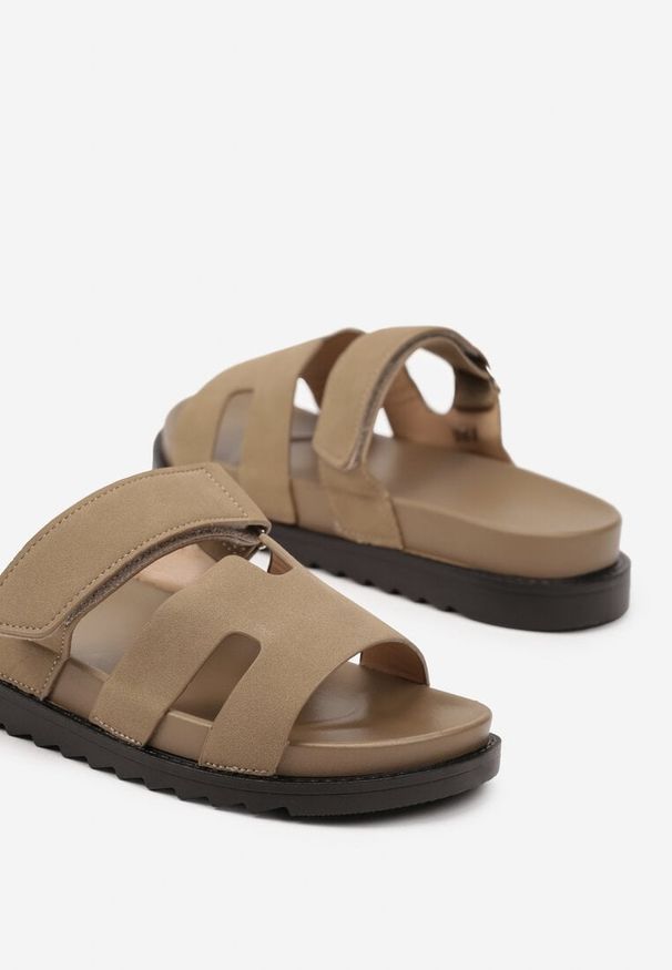 Born2be - Ciemnobeżowe Klapki Ozdobione Wycięciami Tatonnira. Okazja: na co dzień. Kolor: beżowy. Materiał: jeans. Wzór: aplikacja. Obcas: na obcasie. Styl: casual. Wysokość obcasa: niski