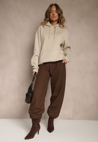 Renee - Beżowa Bluza z Kapturem Ozdobiona Ściągaczami Invila. Okazja: na co dzień. Typ kołnierza: kaptur. Kolor: beżowy. Wzór: aplikacja. Styl: casual, elegancki #5