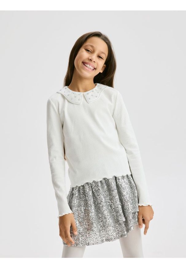 Reserved - Koszulka z aplikacją - złamana biel. Materiał: bawełna. Wzór: aplikacja