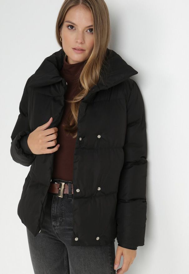 Born2be - Czarna Kurtka Pikowana ze Stójką Astasia. Typ kołnierza: kołnierzyk stójkowy. Kolor: czarny. Wzór: jednolity. Sezon: zima, jesień. Styl: elegancki