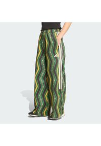 Adidas - Spodnie dresowe adidas x FARM Tiro. Kolor: czarny, zielony, żółty, wielokolorowy. Materiał: dresówka. Długość: długie. Sport: fitness #1