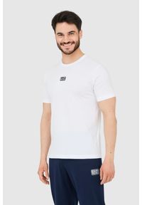 EA7 Emporio Armani - EA7 Biały t-shirt męski z naszywką z logo. Kolor: biały. Wzór: aplikacja