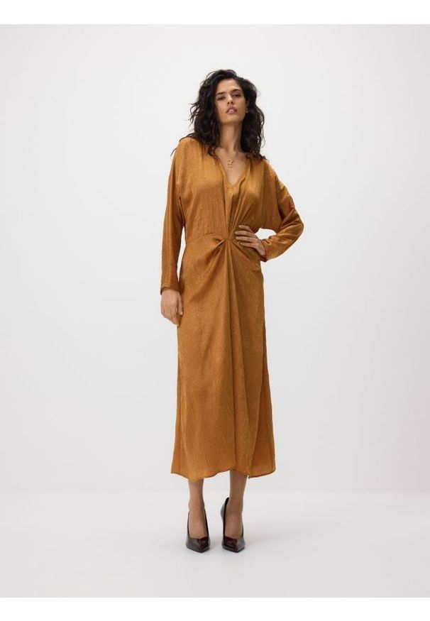 Reserved - Sukienka z drapowaniem - brązowy. Kolor: brązowy. Materiał: tkanina