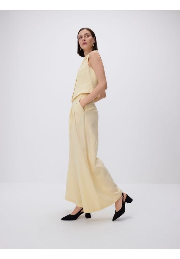 Reserved - Czółenka z odkrytą piętą - czarny. Kolor: czarny. Materiał: zamsz