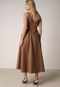 Born2be - Brązowa Sukienka Bawełniana o Rozkloszowanym Fasonie z Dekoltem Łódką i Kieszeniami Elenira. Typ kołnierza: dekolt w łódkę. Kolor: brązowy. Materiał: bawełna. Typ sukienki: rozkloszowane. Styl: elegancki #3