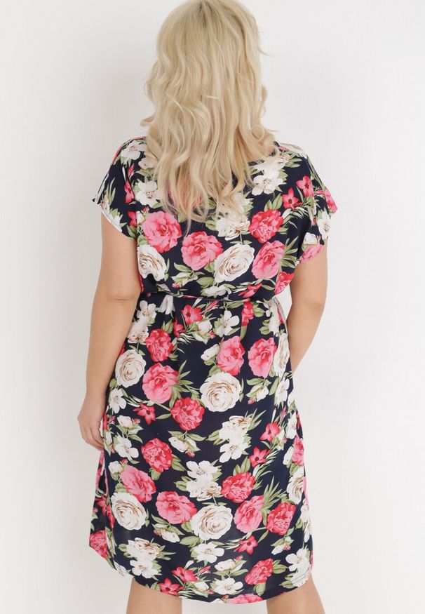 Born2be - Granatowa Sukienka Endiore. Okazja: na ślub cywilny, na wesele, na randkę. Kolekcja: plus size. Kolor: różowy. Wzór: nadruk, aplikacja, kwiaty. Typ sukienki: dla puszystych. Materiał: tkanina. Długość rękawa: krótki rękaw. Sezon: lato. Długość: midi