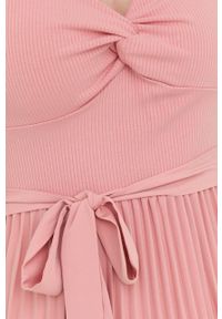 Guess sukienka kolor różowy midi rozkloszowana. Kolor: różowy. Materiał: tkanina, włókno, dzianina, materiał. Długość rękawa: krótki rękaw. Typ sukienki: rozkloszowane, plisowane. Długość: midi #4