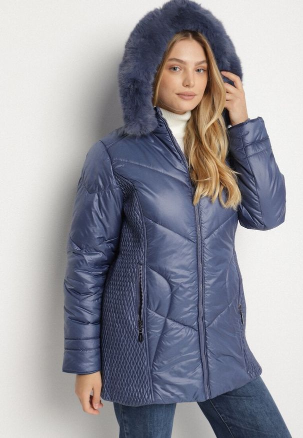 Born2be - Niebieska Kurtka z Pikowanymi Przeszyciami i Kapturem z Futerkiem Vevea. Okazja: na spotkanie biznesowe, do pracy, na co dzień, na spacer. Kolekcja: plus size. Kolor: niebieski. Materiał: futro. Styl: biznesowy, casual, elegancki
