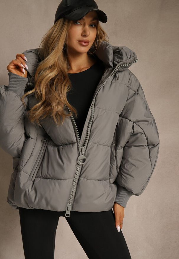 Renee - Szara Oversizowa Kurtka Puffer z Kaputrem Mevenassa. Kolor: szary. Materiał: dzianina, zamsz, poliester. Sezon: zima. Styl: elegancki