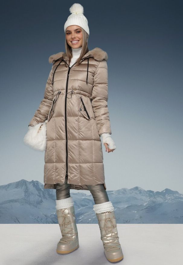 Born2be - Ciemnobeżowa Pikowana Kurtka z Kapturem z Futerkiem z Możliwością Odpięcia Ściągana w Talii Ravanna. Okazja: na co dzień. Typ kołnierza: kaptur. Kolor: beżowy. Materiał: futro. Styl: elegancki, casual