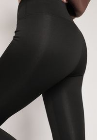 Born2be - Czarne Klasyczne Legginsy z Regularnym Stanem Ralindia. Okazja: na spacer. Kolor: czarny. Materiał: zamsz. Długość: długie. Styl: klasyczny #4