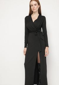 Born2be - Czarna Sukienka Kopertowa z Wiskozą Zdobiona Rozcięciem i Wiązanym Paskiem Teslea. Okazja: na co dzień. Kolor: czarny. Materiał: wiskoza. Wzór: aplikacja. Typ sukienki: kopertowe. Styl: klasyczny, casual, elegancki #5