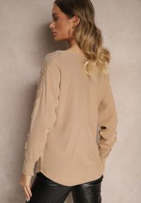 Renee - Ciemnobeżowy Sweter z Wiskozą z Cyrkoniami i Koronką na Rękawach Enarimia. Okazja: na co dzień. Kolor: beżowy. Materiał: koronka, wiskoza. Wzór: koronka. Sezon: wiosna. Styl: elegancki, casual #3
