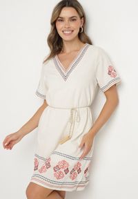 Born2be - Czerwona Sukienka Bawełniana o Pudełkowym Fasonie Ozdobiona Haftami Tirkio. Okazja: na co dzień. Typ kołnierza: dekolt w kształcie V. Kolor: czerwony. Materiał: bawełna. Wzór: haft, aplikacja. Styl: casual, elegancki #3