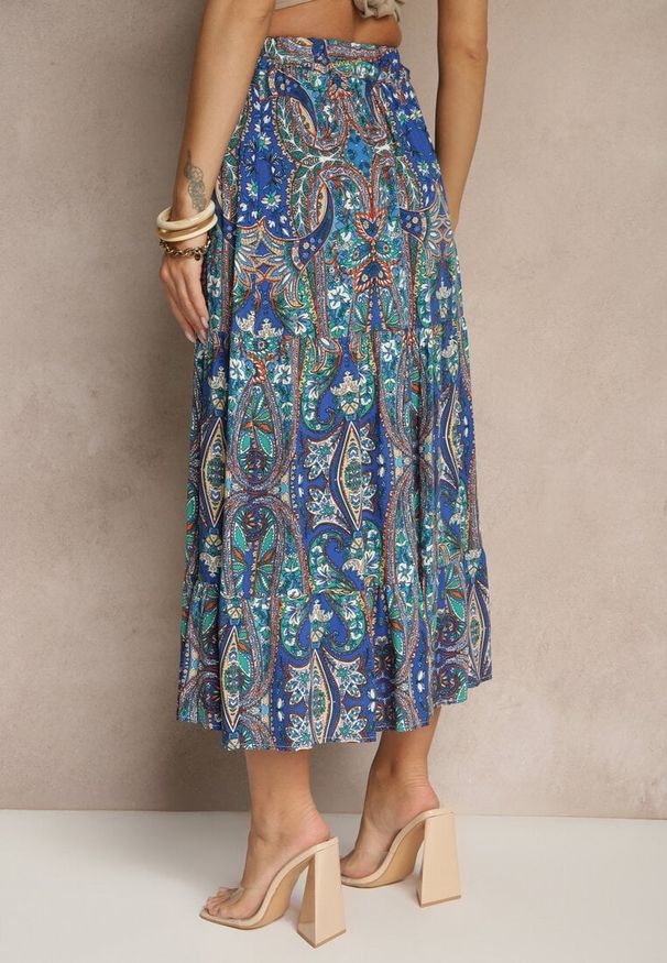 Renee - Niebieska Spódnica z Wiskozy Ozdobiona Motywem Paisley Ellivae. Okazja: na co dzień. Kolor: niebieski. Materiał: wiskoza. Wzór: aplikacja, paisley. Styl: elegancki, casual