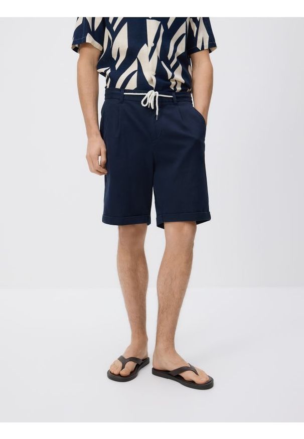 Reserved - Szorty regular z wiskozą - granatowy. Kolor: niebieski. Materiał: wiskoza