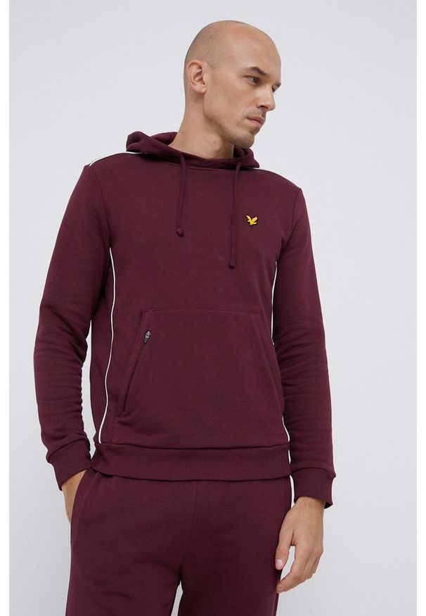 Lyle & Scott Bluza męska kolor bordowy z kapturem gładka. Okazja: na co dzień. Typ kołnierza: kaptur. Kolor: czerwony. Materiał: dzianina, materiał, włókno, bawełna. Wzór: gładki. Styl: casual