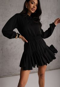 Renee - Czarna Sukienka z Wiskozą o Rozkloszowanym Kroju z Falbankami i Wiązaniem Meriianes. Okazja: na randkę. Typ kołnierza: kołnierz z falbankami. Kolor: czarny. Materiał: wiskoza. Styl: elegancki #1