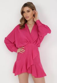 Born2be - Fuksjowa Sukienka Appobe. Okazja: na imprezę. Typ kołnierza: dekolt w serek. Kolor: różowy. Materiał: wiskoza, tkanina. Wzór: aplikacja. Typ sukienki: kopertowe. Długość: mini #1