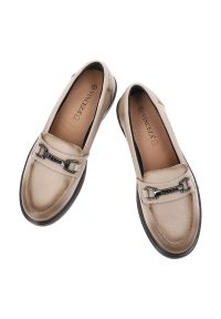 Mokasyny damskie Vinceza, skóra naturalna wsuwany fason klasyczne loafersy ozdobny detal metalowy niski stabilny obcas solidna podeszwa, beżowa, 3998. Okazja: na co dzień, do pracy, na spotkanie biznesowe. Kolor: beżowy. Materiał: skóra. Obcas: na obcasie. Styl: klasyczny. Wysokość obcasa: średni #5