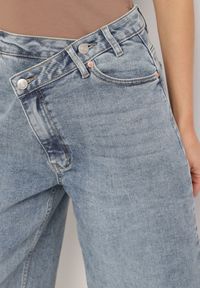 Born2be - Niebieskie Szorty Jeansowe Bermudy z Asymetrycznym Zapięciem Liladea. Okazja: na co dzień. Kolor: niebieski. Materiał: jeans. Długość: długie. Styl: elegancki, casual #7