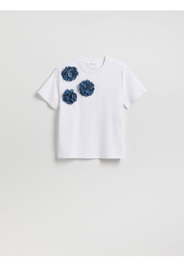 Reserved - T-shirt z kwiatową aplikacją - biały. Kolor: biały. Materiał: bawełna. Wzór: aplikacja, kwiaty