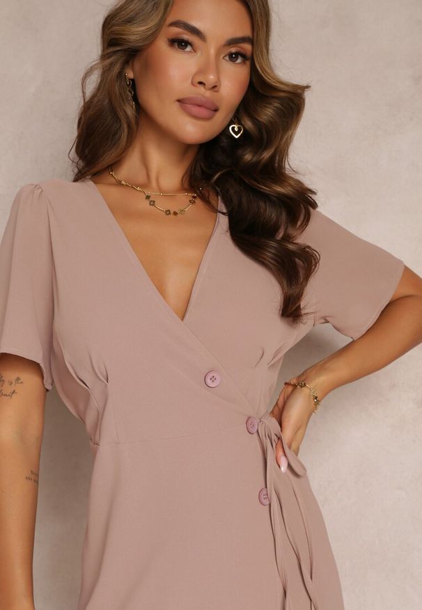 Renee - Ciemnobeżowa Sukienka Midi z Kopertowym Dekoltem i Wiązaniem w Pasie Elisanu. Typ kołnierza: dekolt kopertowy. Kolor: beżowy. Długość rękawa: krótki rękaw. Wzór: gładki. Typ sukienki: kopertowe. Długość: midi