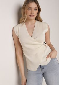 Born2be - Beżowa Bluzka z Wiskozą Kopertowym Dekoltem i Metalową Klamrą z Boku Sanviel. Kolor: beżowy. Materiał: wiskoza #1