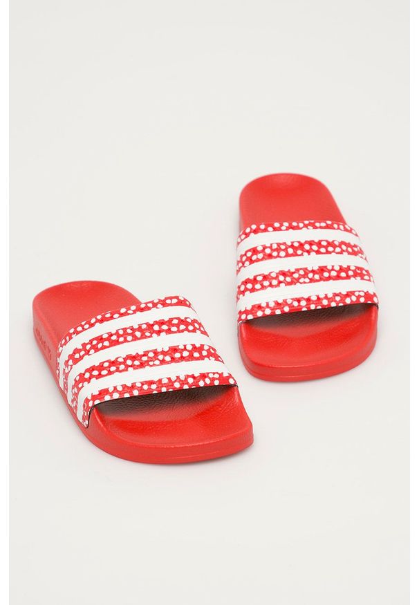 adidas Originals - Klapki Adilette. Kolor: czerwony. Materiał: materiał, guma. Obcas: na obcasie. Wysokość obcasa: niski