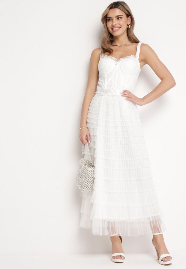 Born2be - Biała Sukienka Maxi na Ramiączkach z Gorsetową Górą i Tiulowymi Falbanami Encartia. Typ kołnierza: dekolt gorset. Kolor: biały. Materiał: tiul. Długość rękawa: na ramiączkach. Typ sukienki: gorsetowe. Długość: maxi