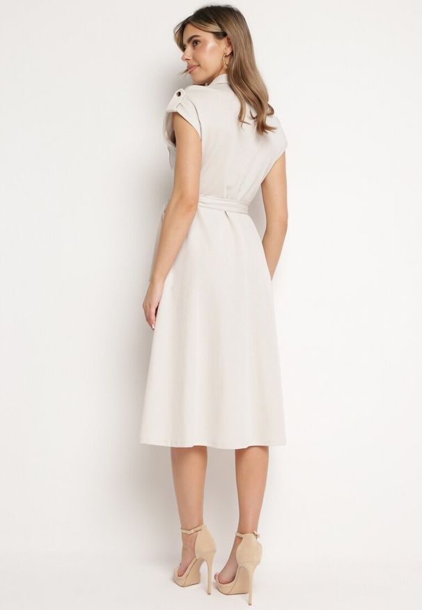 Born2be - Jasnobeżowa Sukienka Koszulowa Phinitrite. Okazja: na co dzień. Kolor: beżowy. Wzór: aplikacja. Typ sukienki: koszulowe. Materiał: materiał. Długość rękawa: krótki rękaw. Sezon: lato. Styl: casual. Długość: midi