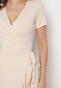 Born2be - Beżowa Sukienka z Paskiem Kopertowa Ozdobiona Falbanami Wleffia. Okazja: na spacer. Typ kołnierza: dekolt w kształcie V. Kolor: beżowy. Długość rękawa: krótki rękaw. Wzór: aplikacja. Sezon: wiosna, lato. Typ sukienki: kopertowe. Styl: elegancki #2