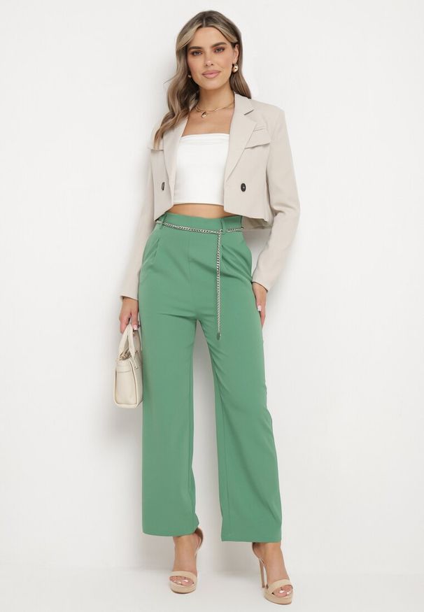 Born2be - Zielone Szerokie Spodnie Zapinane z boku na Suwak z Ozdobnym Łańcuchem Grazioso. Okazja: na spotkanie biznesowe, do pracy. Kolor: zielony. Materiał: satyna. Styl: elegancki, biznesowy, klasyczny