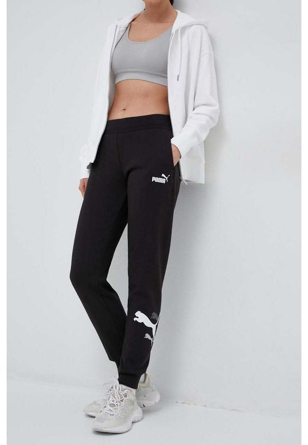 Puma spodnie dresowe kolor czarny z nadrukiem. Kolor: czarny. Materiał: dresówka. Wzór: nadruk