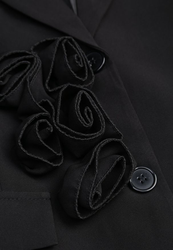 Born2be - Czarna Marynarka Sukienka Zapinana na Guziki z Kieszeniami i Aplikacją 3D Różyczek Velira. Okazja: na co dzień. Kolor: czarny. Wzór: aplikacja. Typ sukienki: proste. Styl: casual, elegancki, klasyczny