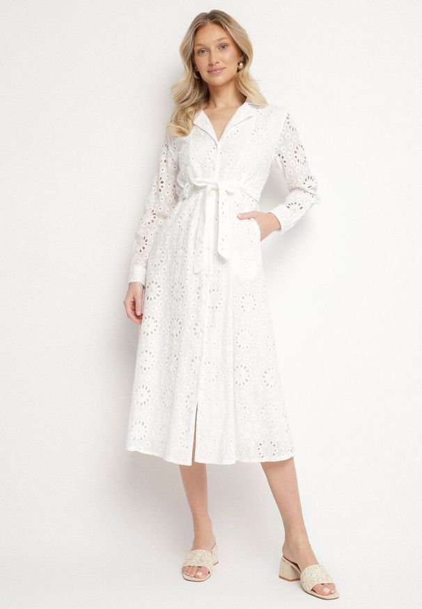 Born2be - Biała Koszulowa Sukienka z Ażurowym Wzorem i Paskiem Tanithiea. Okazja: na co dzień. Typ kołnierza: kołnierzyk klasyczny. Kolor: biały. Materiał: bawełna. Długość rękawa: długi rękaw. Wzór: ażurowy. Typ sukienki: koszulowe. Styl: klasyczny, casual, elegancki