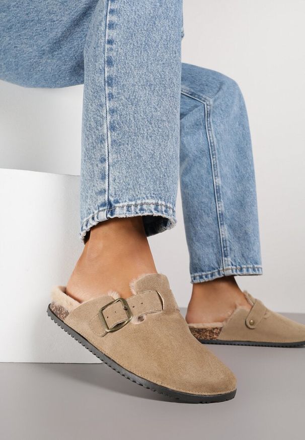 Born2be - Ciemnobeżowe Kapcie Chodaki na Korkowej Podeszwie z Paskiem i Klamrą Aponella. Okazja: do domu. Zapięcie: klamry. Kolor: beżowy. Materiał: jeans