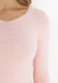 Born2be - Jasnoróżowy Sweter Wełniany Panaris. Typ kołnierza: dekolt w serek. Kolekcja: plus size. Kolor: różowy. Materiał: wełna. Styl: klasyczny #5