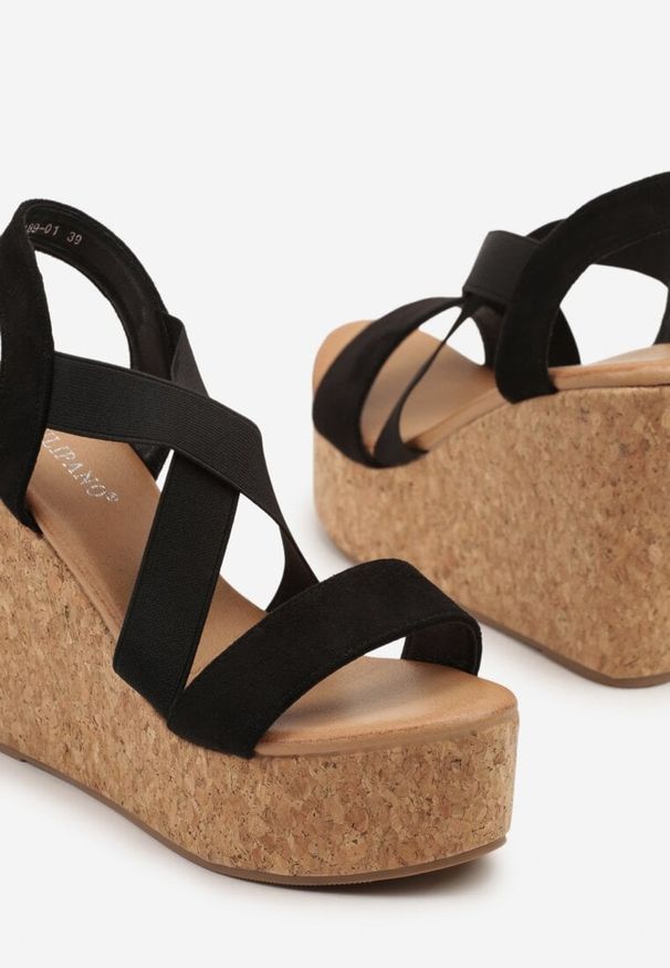 Born2be - Czarne Sandały na Korkowym Koturnie Fevire. Okazja: na co dzień. Kolor: czarny. Sezon: lato. Obcas: na koturnie. Styl: elegancki, casual
