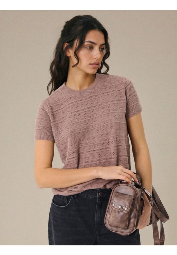 Sinsay - Swetrowa bluzka z ażurowym wzorem i domieszką lnu - brązowy. Kolor: brązowy. Materiał: len. Wzór: ażurowy