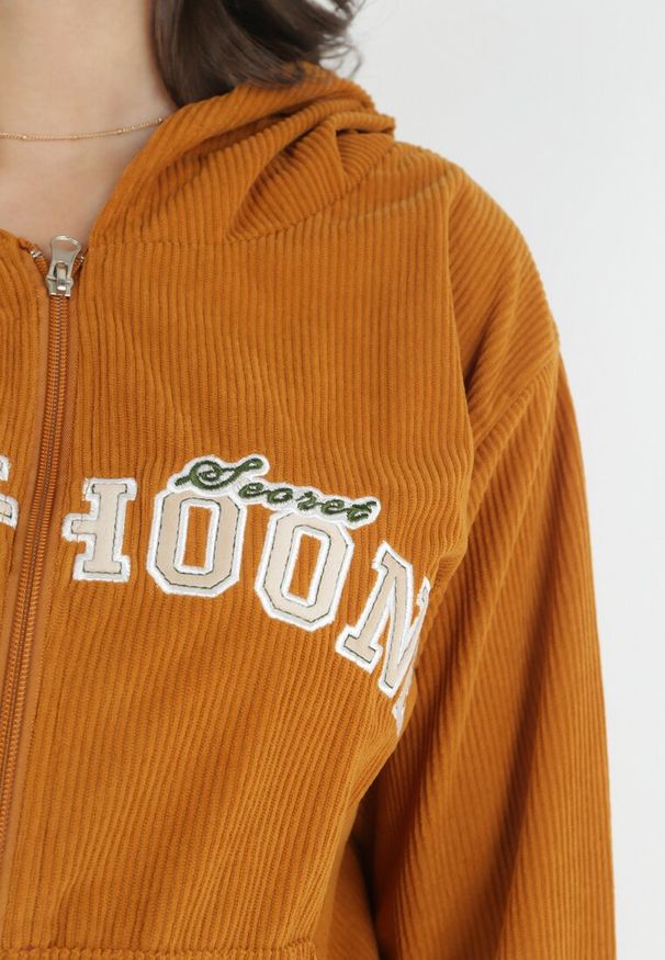 Born2be - Brązowy 2-cześciowy Komplet Dresowy z Prążkowanego Materiału Eelane. Kolor: brązowy. Materiał: dresówka, prążkowany, materiał. Wzór: aplikacja, napisy